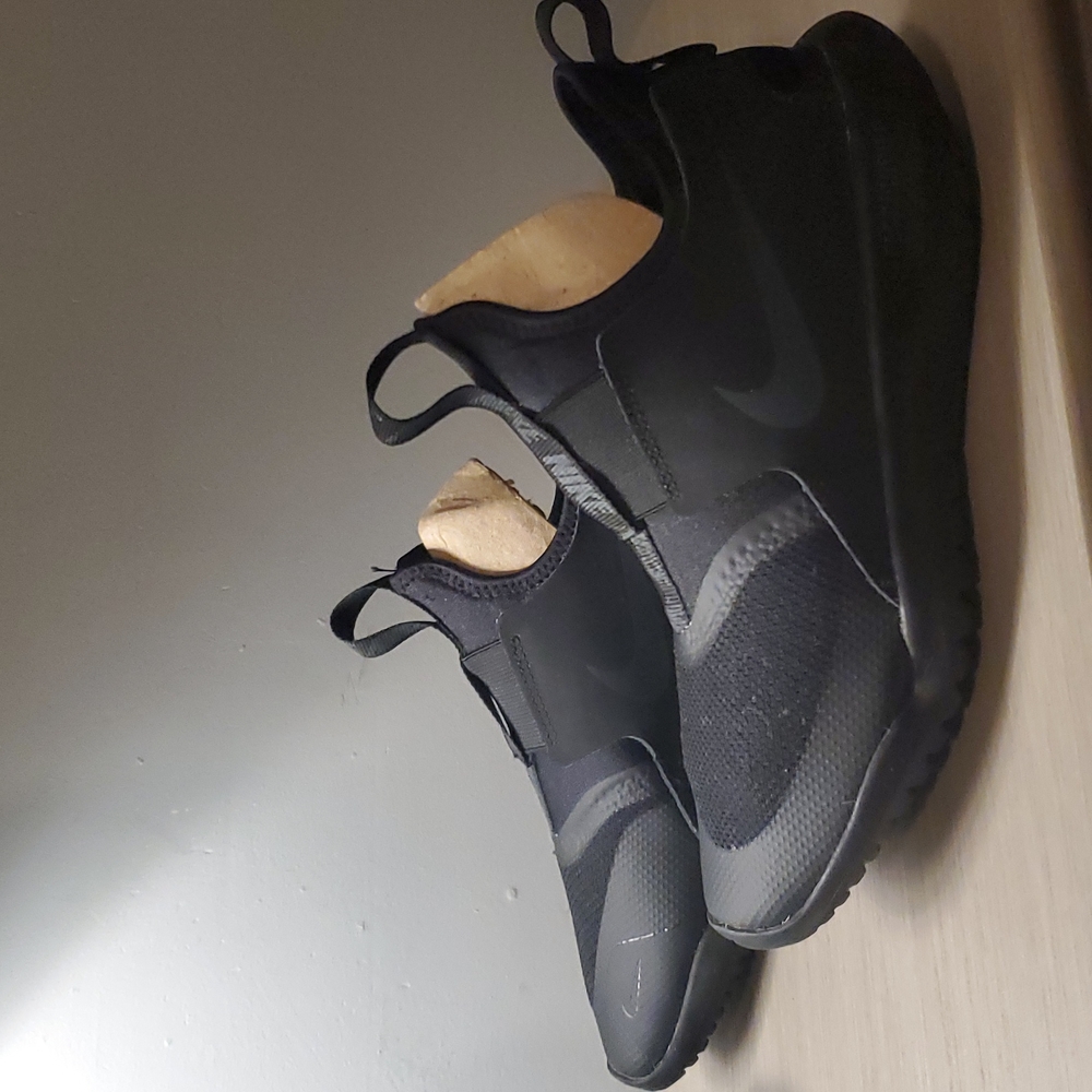 [Item # 122]Nike Big Kids runner  sneakers